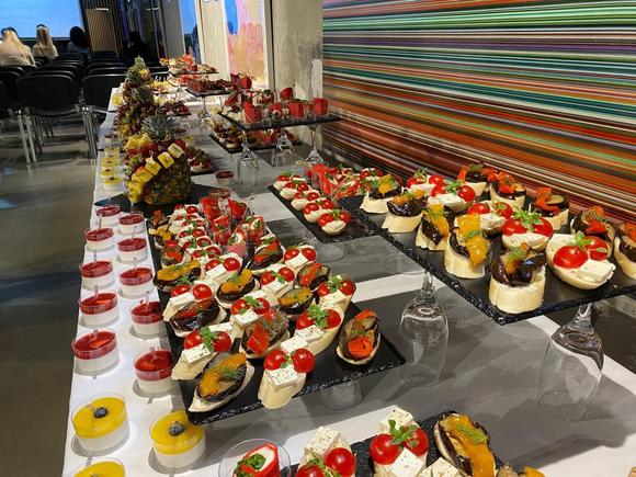 Интересные разнообразные закуски и салатики с подарками на 26-27 персон в Москве