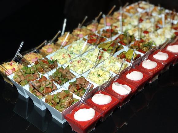 Заказать Вкусное и сытное готовое предложение из ассорти салатов с десертами на 60-65 персон в Москве