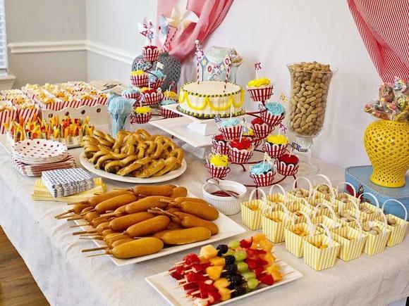 Сытный детский фуршет с горячими закусками и десертом на 8 персон в Москве