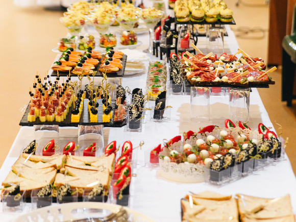 Разнообразные закуски на 200 персон в Москве