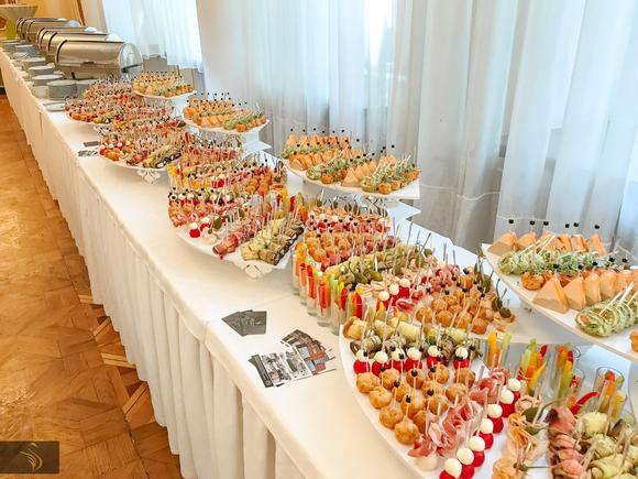 Фуршет на 120 персон с горячими закусками и десертами в Москве