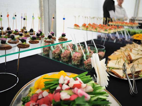 Фуршетный набор на 23 февраля с горячими закусками на 55-60 персон в Москве