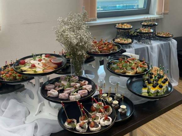 Премиальный фуршет с горячими закусками на 20-25 персон в Санкт-Петербурге