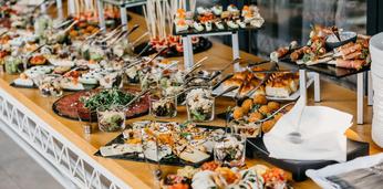 Классический свадебный фуршет с горячими закусками на 21-25 персон