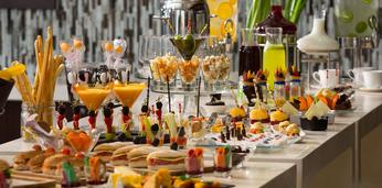 Классический свадебный фуршет с горячими закусками на 26-30 персон