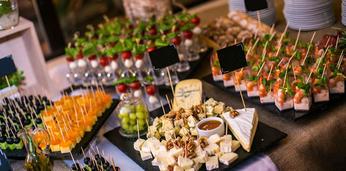 Безупречный фуршет на свадьбу с горячими закусками на 21-25 персон