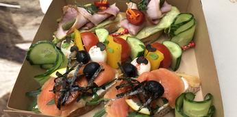 Вкусные боксы с горячими и холодными закусками на 13-16 персон