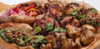 Ассорти грузинских шашлыков с хачапури, салатами и другими традиционными закусками на 10 персон