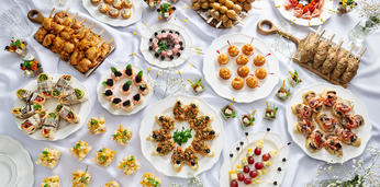 Аппетитный фуршетный сет с горячими закусками на 20-25 персон