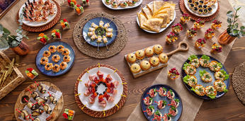 Фуршетный сет с горячими закусками и салатами на 18 персон