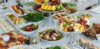 Банкет с сытными мясными блюдами на 16 персон