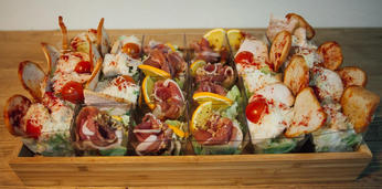 Доставка блюд и напитков на 7 персон