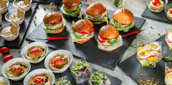 Сытный фуршетный сет с десертами на 16 персон