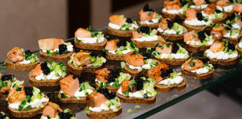 Фуршет стандарт с горячими закусками и обслуживанием на 50 персон