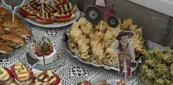 Классические легкие закуски для фуршета на 25-30 персон