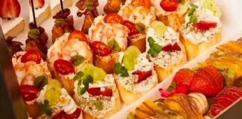 Аппетитный фуршетный сет с горячими закусками на 40-45 персон