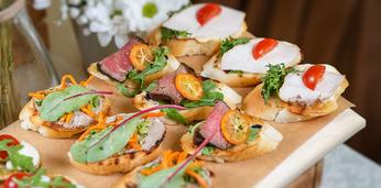 Фуршетный сет на 20-25 персон с легкими закусками и десертами