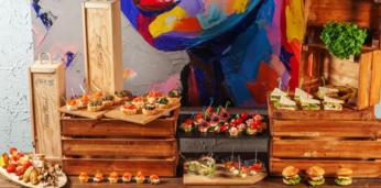 Сытный фуршет на 20 персон с горячими закусками, десертами и напитками