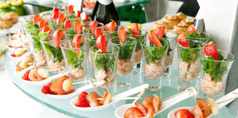 Фуршет на 40 персон с горячими закусками и обслуживанием