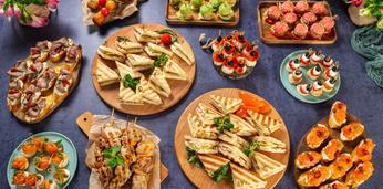 Недорогой фуршетный сет на свадьбу с горячими закусками на 20-25 персон