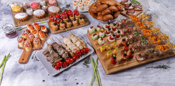 Сытное фуршетное меню с горячими закусками на 35-40 персон