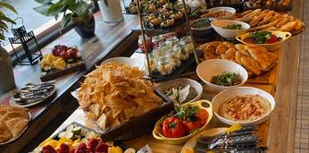 Фуршет с горячими закусками и обслуживанием премиум на 30 персон