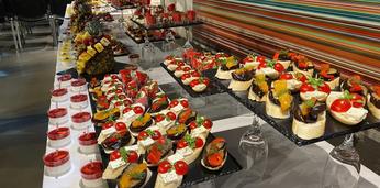 Разнообразные закуски и салатики с подарками на 16-17 персон