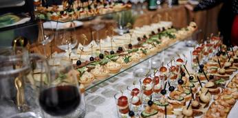 Очень сытный фуршет с шашлычками и напитками на 70 персон