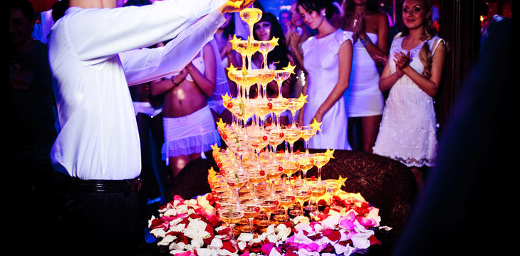 Пирамида шампанского на 165 бокала с коктейльной вишней в Москве