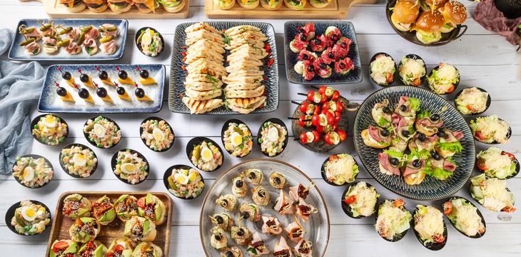 Populární bufetový set s miniburgery pro 20-25 osob v Moskvě