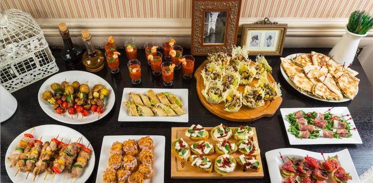 Заказать Праздничный фуршетный сет стандарт с горячими закусками на 15 персон в Москве