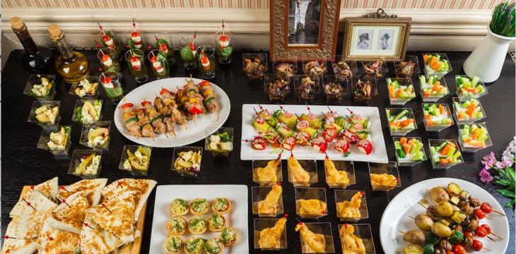 Заказать Праздничный фуршетный сет стандарт с горячими закусками на 12 персон в Москве