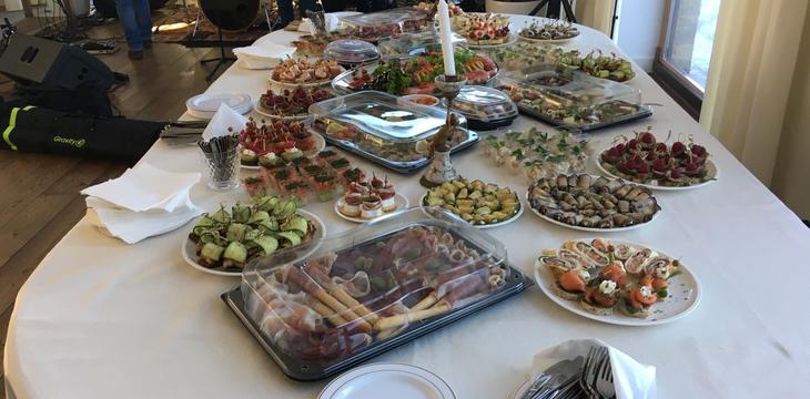 Заказать Праздничный фуршетный сет премиум на 6-7 персон в Москве