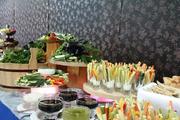 Линии BBQ, накрытые в деревенском стиле, используются деревянные предметы старинного пищевого быта - туеса, ладьи, корзины, ковши.