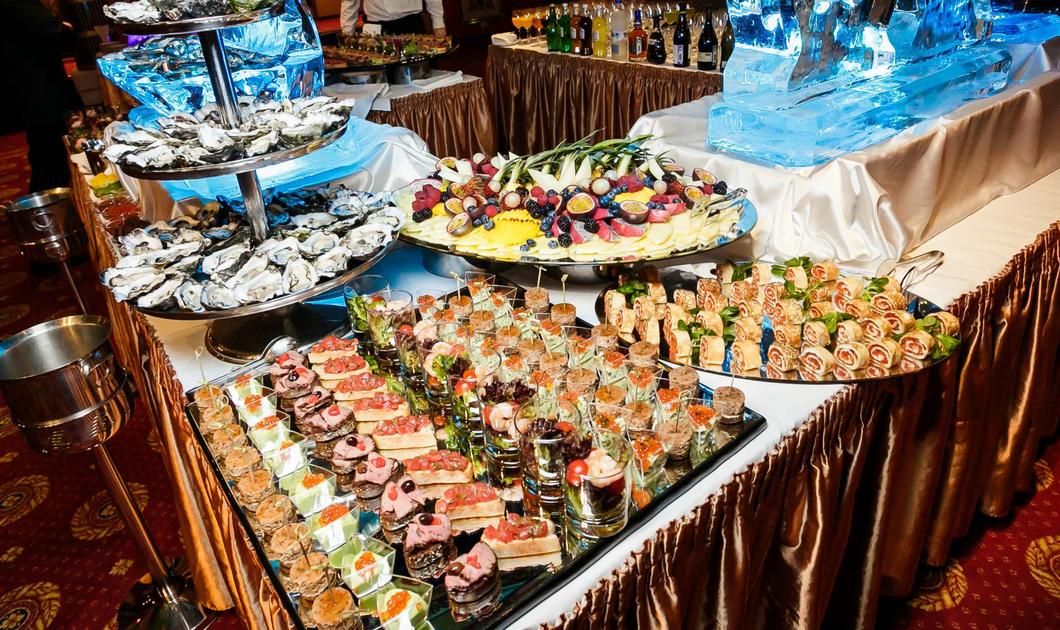 Фуршетный стол на корпоративе VIVID food