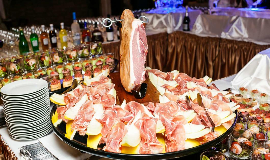 Фуршетный стол на корпоративе 2 ракурс VIVID food