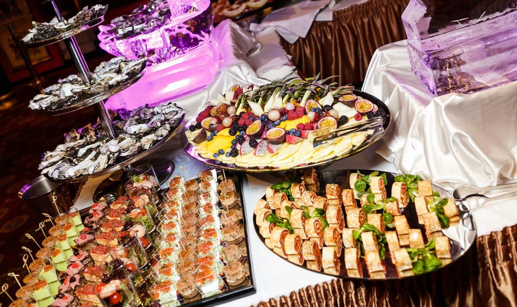 Фуршетный стол на корпоративе 3 ракурс VIVID food