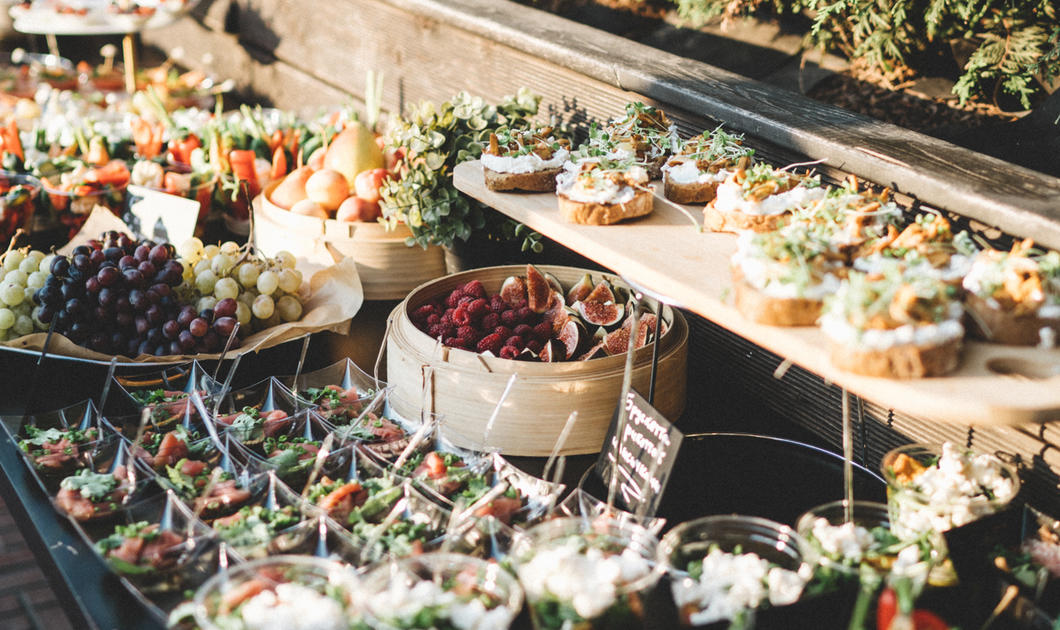 Летняя свадьба на крыше лофта, фуршет с обслуживанием на 60 персон Idcatering Летняя свадьба на крыше лофта, фуршет с обслуживанием на 60 персон Idcatering