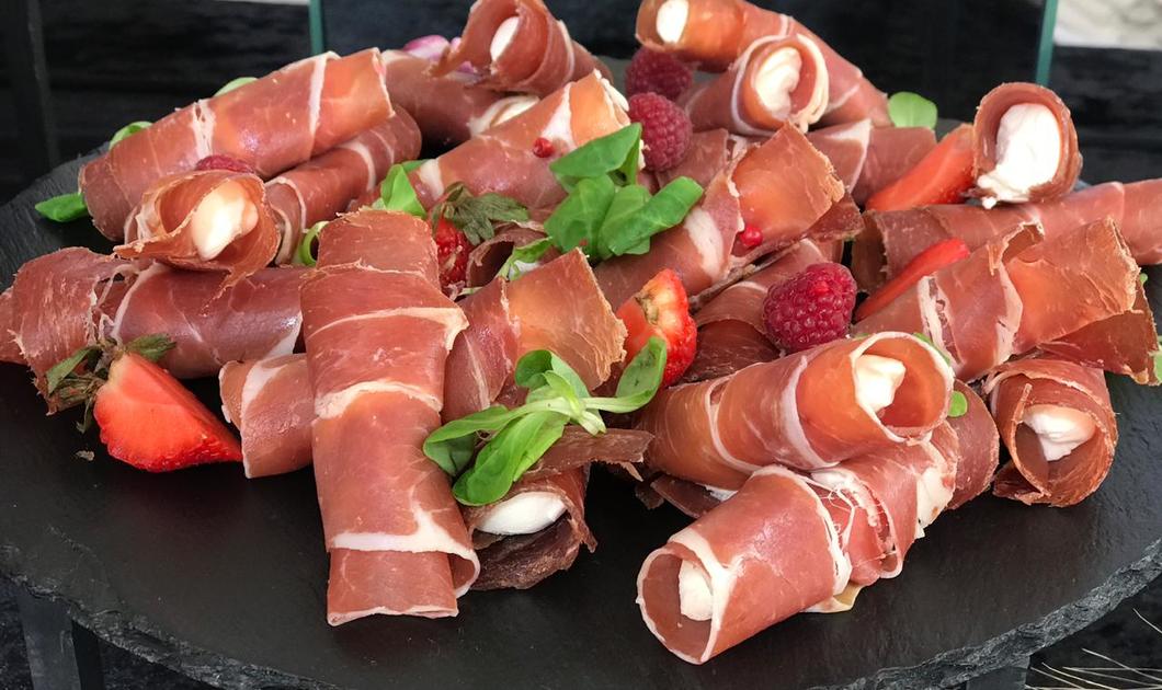 Рулетики из пармской ветчины с рукколой и сырным муссом Яхт-клуб Нептун Рулетики из пармской ветчины с рукколой и сырным муссом Яхт-клуб Нептун