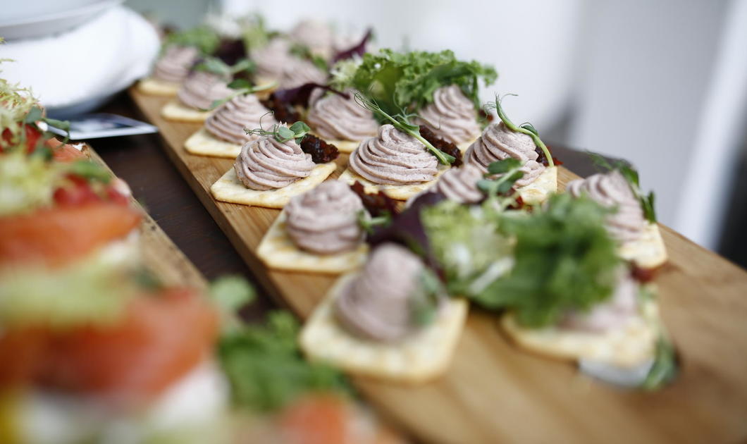 Фуршет. Крекер с нежным куриным паштетом и луковым конфитюром. Royal Catering Фуршет. Крекер с нежным куриным паштетом и луковым конфитюром. Royal Catering