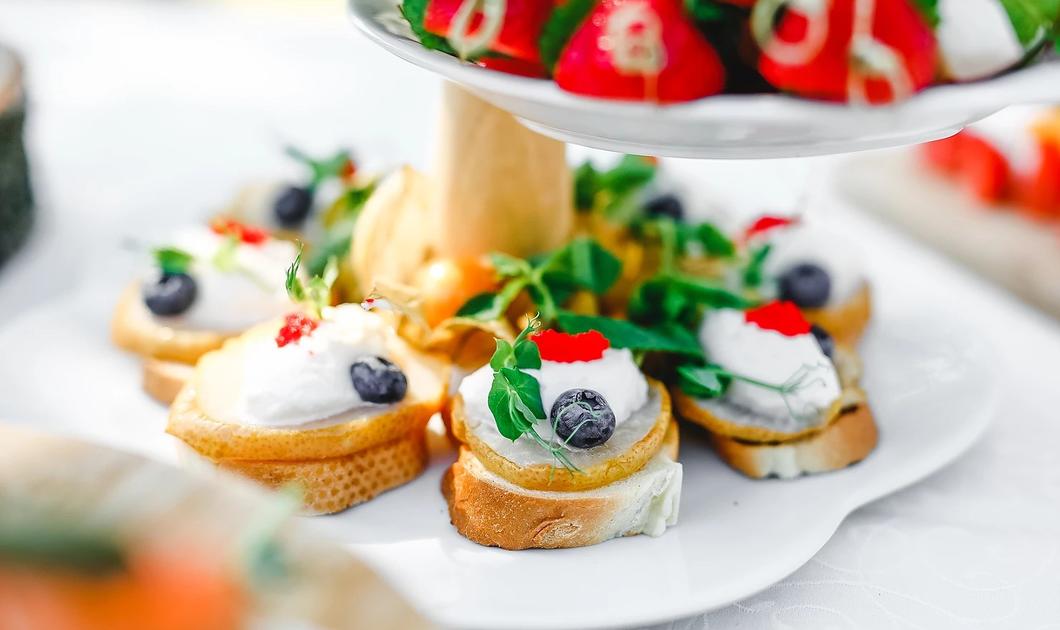 Любое мероприятие мы можем оформить стильном формате фуршета. Royal Catering Любое мероприятие мы можем оформить стильном формате фуршета. Royal Catering