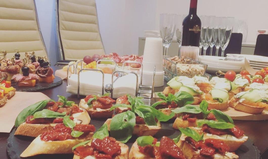 Маленький фуршет на 15 человек с доставкой и выкладкой блюд поваром Friends&Catering