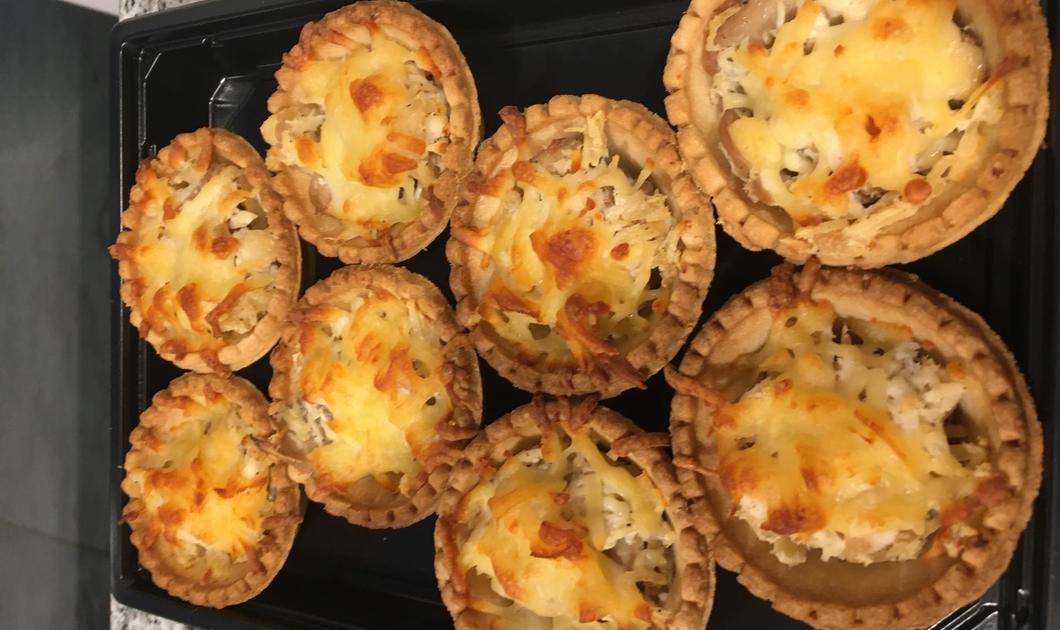 Жульен с курицей и грибами в тарталетках. Фуршет для нашего партнера на 85 персон Кейтерикс | Caterix Жульен с курицей и грибами в тарталетках. Фуршет для нашего партнера на 85 персон Кейтерикс | Caterix