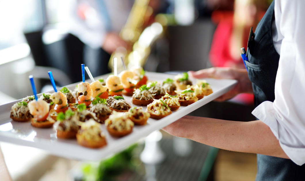 Работа официанта в обнос на 40-42 персоны LMDG catering Работа официанта в обнос на 40-42 персоны LMDG catering