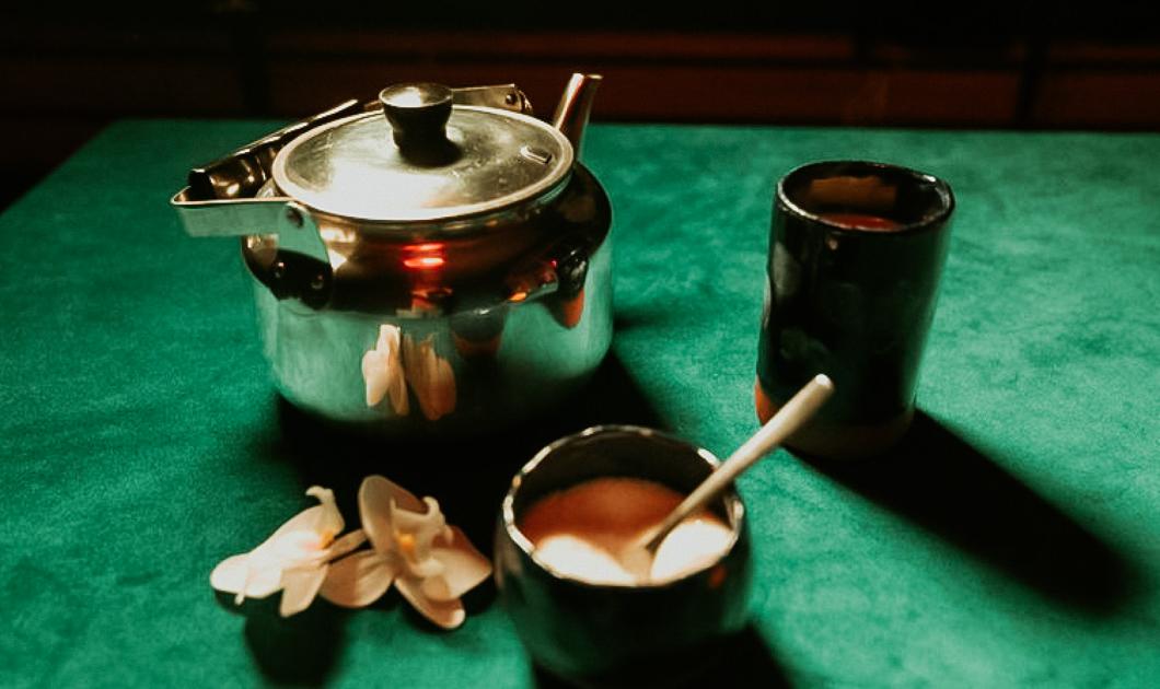подача чая масала - в индийских стальных чайниках Кафе Тхали подача чая масала - в индийских стальных чайниках Кафе Тхали