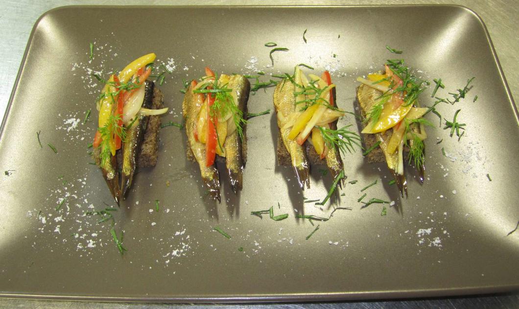 Доставка закусок. Мини закуска со шпротами и маринованными овощами. Tasty Сatering