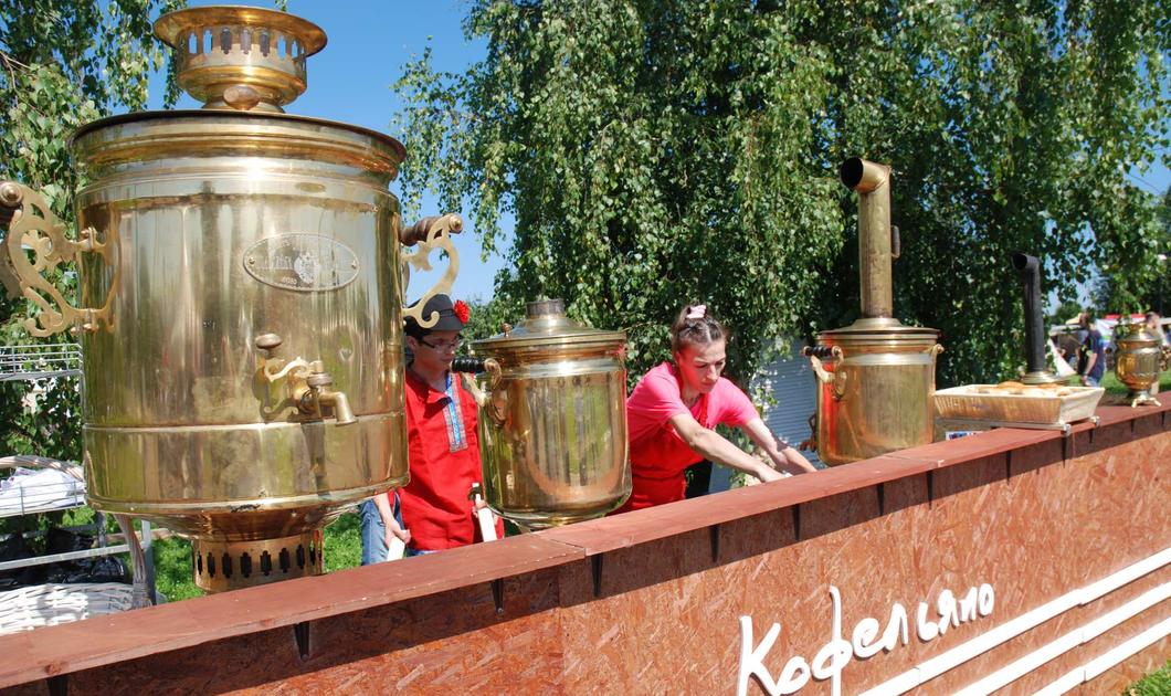 Топили самовары в тени березок, кормили традиционными русскими пирогами и ватрушками, поили иван-чаем со свежей мятой,… Кофельяно